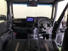 パーキングブレーキはフット式なので運転席と助手席の間はすっきり、移動も楽々です。さっと手が届く位置にＡＴセレクトレバーやエアコンスイッチなどがあり操作性に優れています 2