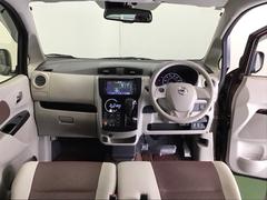 パーキングブレーキはフット式なので運転席と助手席の間はすっきり、移動も楽々です。さっと手が届く位置にＡＴセレクトレバーやエアコンスイッチなどがあり操作性に優れています 2