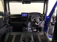 パーキングブレーキはフット式なので運転席と助手席の間はすっきり、移動も楽々です。さっと手が届く位置にＡＴセレクトレバーやエアコンスイッチなどがあり操作性に優れています 2