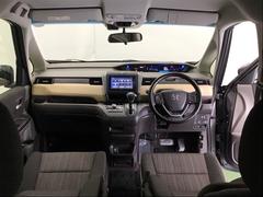 パーキングブレーキはフット式なので運転席と助手席の間はすっきり、移動も楽々です。さっと手が届く位置にＡＴセレクトレバーやエアコンスイッチなどがあり操作性に優れています 2