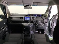 パーキングブレーキはフット式なので運転席と助手席の間はすっきり、移動も楽々です。さっと手が届く位置にＡＴセレクトレバーやエアコンスイッチなどがあり操作性に優れています 2