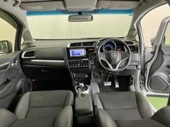 ドライバーを中心に自然に手が届く位置にＡＴセレクトレバーやエアコン、様々な操作スイッチなどを配置、操作性に優れています 2