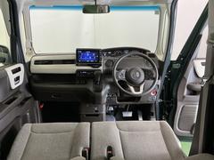 ドライバーを中心に自然に手が届く位置にＡＴセレクトレバーやエアコン、様々な操作スイッチなどを配置、操作性に優れています 2