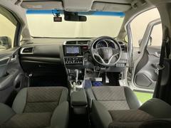 ドライバーを中心に自然に手が届く位置にＡＴセレクトレバーやエアコン、様々な操作スイッチなどを配置、操作性に優れています 2