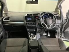 ドライバーを中心に自然に手が届く位置にエアコン、様々な操作スイッチなどを配置、操作性に優れています 2