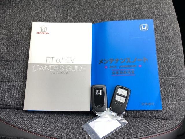フィット ｅ：ＨＥＶホーム２０周年特別仕様車カーサ　純正メモリーナビＬＥＤライト　ＥＳＣ　シートヒーター　ＬＥＤヘッドランプ　ＤＶＤ　スマキー　フルセグ　クルーズコントロール　イモビライザー　ＥＴＣ　アイドリングストップ　オートエアコン　サイドＳＲＳ（19枚目）