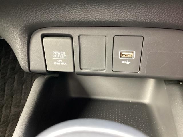 フィット ｅ：ＨＥＶホーム２０周年特別仕様車カーサ　純正メモリーナビＬＥＤライト　ＥＳＣ　シートヒーター　ＬＥＤヘッドランプ　ＤＶＤ　スマキー　フルセグ　クルーズコントロール　イモビライザー　ＥＴＣ　アイドリングストップ　オートエアコン　サイドＳＲＳ（26枚目）