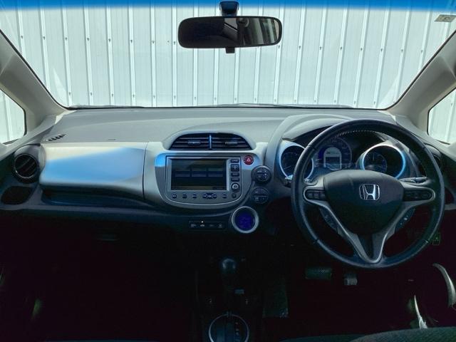 フィットハイブリッド ナビプレミアムセレクション　運転席エアバッグ　ＤＶＤ再生　ＥＴＣ車載器　ＡＵＴＯエアコン　ワンセグ　リヤカメラ　オートクルーズ　パワーウィンドウ　スマキー　パワーステアリング　ナビ・ＴＶ　キーレス（2枚目）