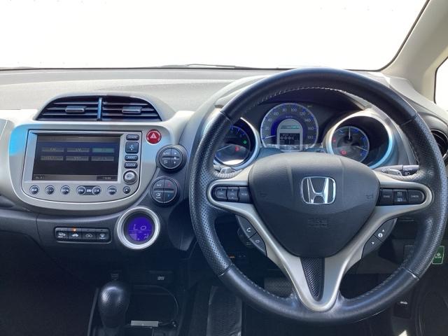 フィットハイブリッド ナビプレミアムセレクション　運転席エアバッグ　ＤＶＤ再生　ＥＴＣ車載器　ＡＵＴＯエアコン　ワンセグ　リヤカメラ　オートクルーズ　パワーウィンドウ　スマキー　パワーステアリング　ナビ・ＴＶ　キーレス（3枚目）