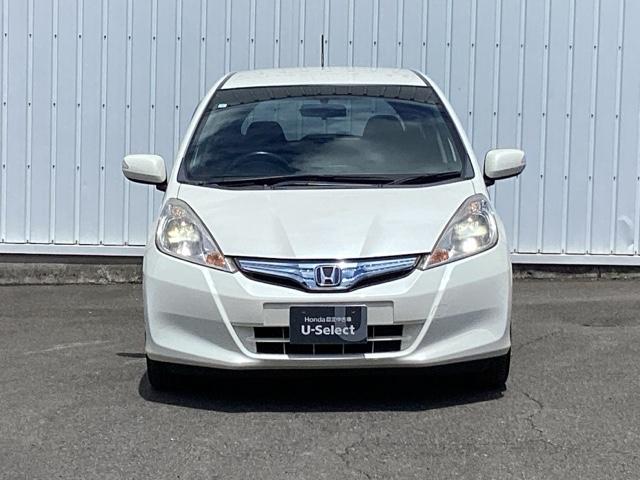 フィットハイブリッド ナビプレミアムセレクション　運転席エアバッグ　ＤＶＤ再生　ＥＴＣ車載器　ＡＵＴＯエアコン　ワンセグ　リヤカメラ　オートクルーズ　パワーウィンドウ　スマキー　パワーステアリング　ナビ・ＴＶ　キーレス（6枚目）