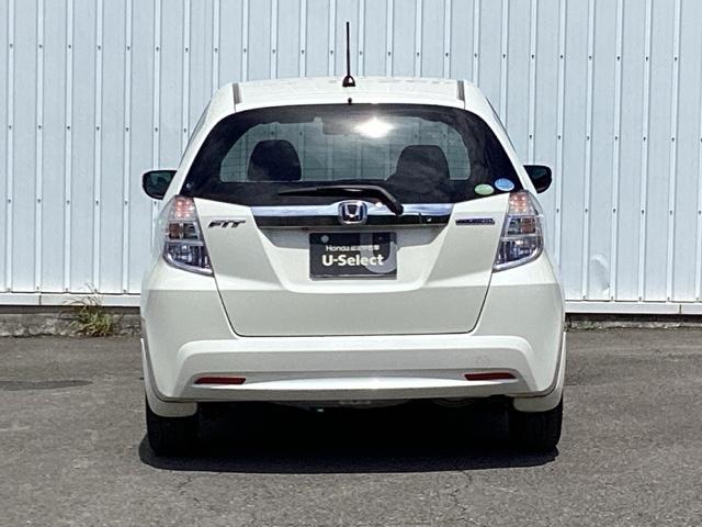フィットハイブリッド ナビプレミアムセレクション　運転席エアバッグ　ＤＶＤ再生　ＥＴＣ車載器　ＡＵＴＯエアコン　ワンセグ　リヤカメラ　オートクルーズ　パワーウィンドウ　スマキー　パワーステアリング　ナビ・ＴＶ　キーレス（9枚目）