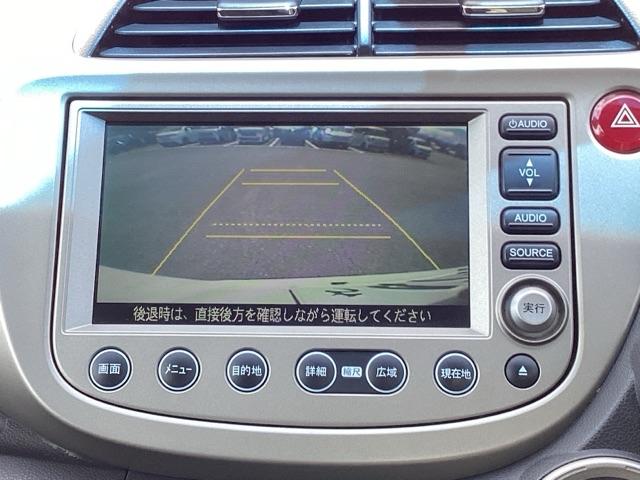 フィットハイブリッド ナビプレミアムセレクション　運転席エアバッグ　ＤＶＤ再生　ＥＴＣ車載器　ＡＵＴＯエアコン　ワンセグ　リヤカメラ　オートクルーズ　パワーウィンドウ　スマキー　パワーステアリング　ナビ・ＴＶ　キーレス（12枚目）