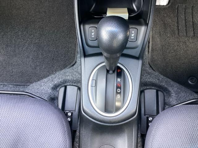 フィットハイブリッド ナビプレミアムセレクション　運転席エアバッグ　ＤＶＤ再生　ＥＴＣ車載器　ＡＵＴＯエアコン　ワンセグ　リヤカメラ　オートクルーズ　パワーウィンドウ　スマキー　パワーステアリング　ナビ・ＴＶ　キーレス（13枚目）