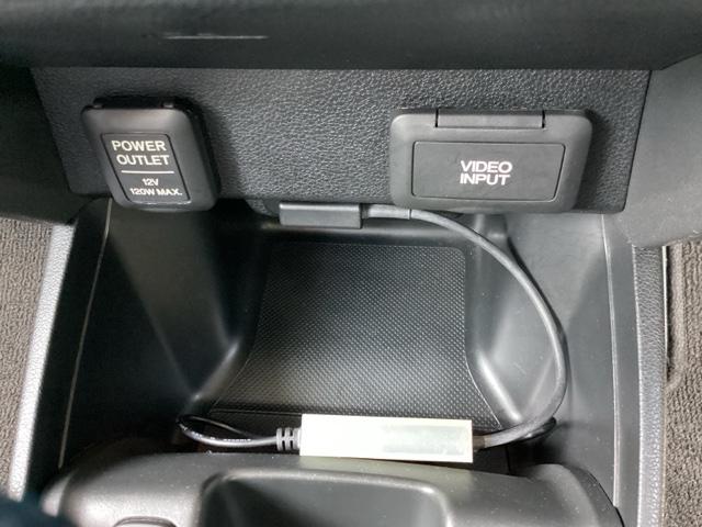 フィットハイブリッド ナビプレミアムセレクション　運転席エアバッグ　ＤＶＤ再生　ＥＴＣ車載器　ＡＵＴＯエアコン　ワンセグ　リヤカメラ　オートクルーズ　パワーウィンドウ　スマキー　パワーステアリング　ナビ・ＴＶ　キーレス（24枚目）
