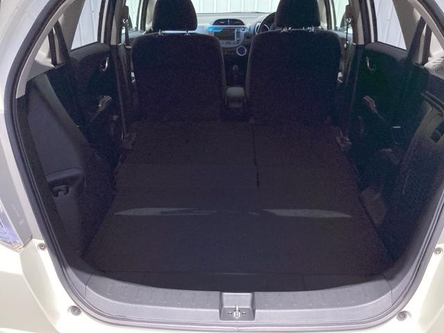 フィットハイブリッド ナビプレミアムセレクション　運転席エアバッグ　ＤＶＤ再生　ＥＴＣ車載器　ＡＵＴＯエアコン　ワンセグ　リヤカメラ　オートクルーズ　パワーウィンドウ　スマキー　パワーステアリング　ナビ・ＴＶ　キーレス（34枚目）