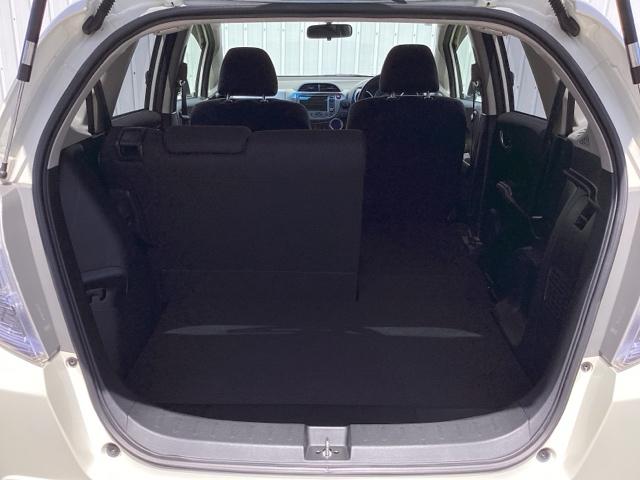 フィットハイブリッド ナビプレミアムセレクション　運転席エアバッグ　ＤＶＤ再生　ＥＴＣ車載器　ＡＵＴＯエアコン　ワンセグ　リヤカメラ　オートクルーズ　パワーウィンドウ　スマキー　パワーステアリング　ナビ・ＴＶ　キーレス（35枚目）