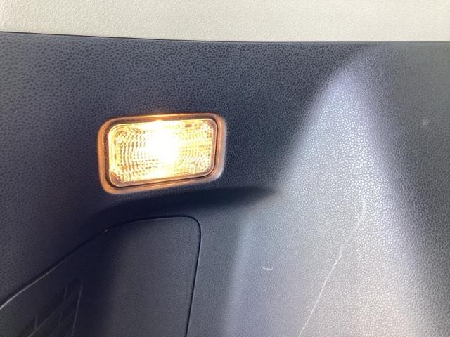 フィットハイブリッド ナビプレミアムセレクション　運転席エアバッグ　ＤＶＤ再生　ＥＴＣ車載器　ＡＵＴＯエアコン　ワンセグ　リヤカメラ　オートクルーズ　パワーウィンドウ　スマキー　パワーステアリング　ナビ・ＴＶ　キーレス（36枚目）