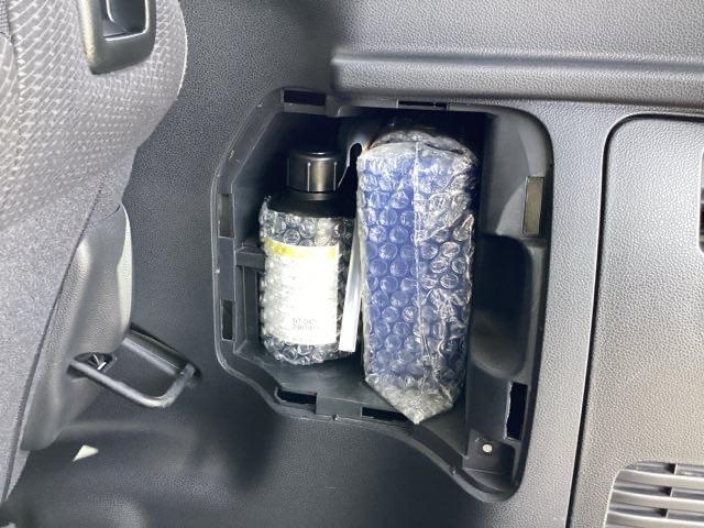 フィットハイブリッド ナビプレミアムセレクション　運転席エアバッグ　ＤＶＤ再生　ＥＴＣ車載器　ＡＵＴＯエアコン　ワンセグ　リヤカメラ　オートクルーズ　パワーウィンドウ　スマキー　パワーステアリング　ナビ・ＴＶ　キーレス（37枚目）