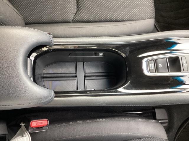 ヴェゼル ハイブリッドＸ・ホンダセンシング　地デジ　Ａクルーズ　Ｂモニ　スマキー　オートエアコン　ＶＳＡ　ＬＥＤヘッドライト　ＥＴＣ車載器　カーテンエアバッグ　ＡＢＳ　パワーウィンドウ　ＵＳＢ　Ｗエアバッグ（24枚目）