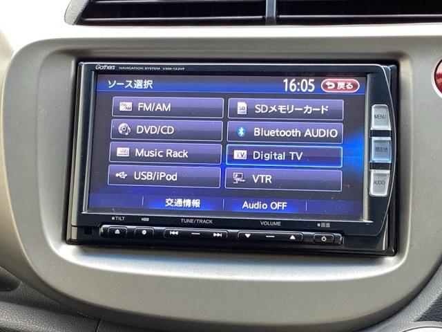 フィットハイブリッド スマートセレクション ディスチャージヘッドライト+オートライトコントロール 地デジTV DVD スマートキー オートクルーズコントロール ETC イモビ バックカメラ キーフリー オートエアコン ABS パワーウィンドウ(11枚目)