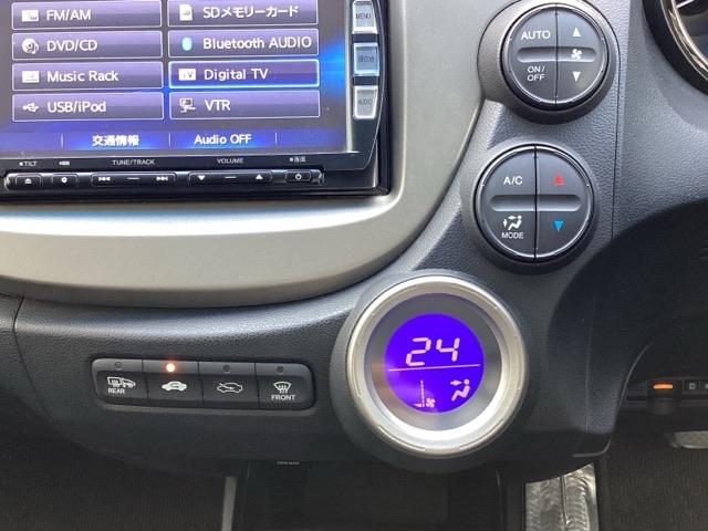 フィットハイブリッド スマートセレクション ディスチャージヘッドライト+オートライトコントロール 地デジTV DVD スマートキー オートクルーズコントロール ETC イモビ バックカメラ キーフリー オートエアコン ABS パワーウィンドウ(13枚目)
