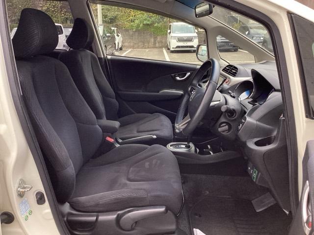 フィットハイブリッド スマートセレクション ディスチャージヘッドライト+オートライトコントロール 地デジTV DVD スマートキー オートクルーズコントロール ETC イモビ バックカメラ キーフリー オートエアコン ABS パワーウィンドウ(17枚目)