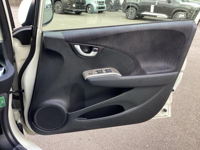 フィットハイブリッド スマートセレクション ディスチャージヘッドライト+オートライトコントロール 地デジTV DVD スマートキー オートクルーズコントロール ETC イモビ バックカメラ キーフリー オートエアコン ABS パワーウィンドウ(32枚目)