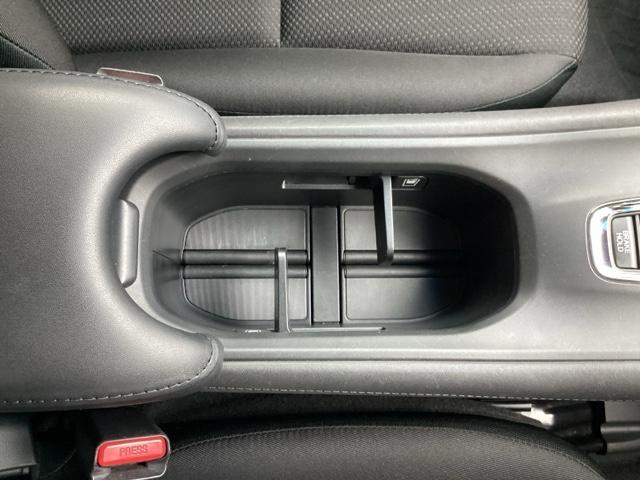 ヴェゼル Ｘ　ナビ装着用スペシャルパッケージあんしんパッケージ　リアカメラ　スマ－トキ－　記録簿　サイドエアバッグ　ＥＴＣ車載器　パワーウィンドウ　盗難防止システム　横滑り防止　ＬＥＤヘッドランプ　クルコン　ＰＳ（22枚目）