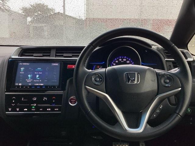 フィットハイブリッド Sパッケージ 点検記録簿 サイドエアバック リアカメラ VSA クルコン 地デジTV イモビライザー パワーウィンドウ スマキー DVD再生 ETC付 Wエアバック パワステ エアバッグ AAC ABS キーフリー(3枚目)