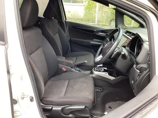 フィットハイブリッド Sパッケージ 点検記録簿 サイドエアバック リアカメラ VSA クルコン 地デジTV イモビライザー パワーウィンドウ スマキー DVD再生 ETC付 Wエアバック パワステ エアバッグ AAC ABS キーフリー(17枚目)