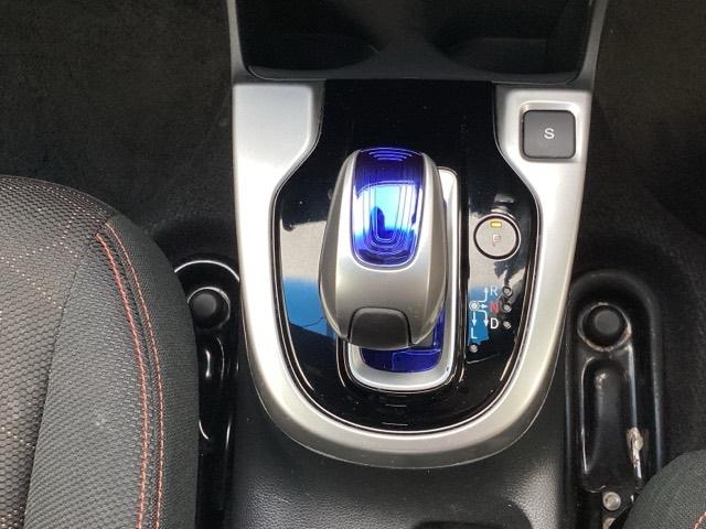 フィットハイブリッド Sパッケージ 点検記録簿 サイドエアバック リアカメラ VSA クルコン 地デジTV イモビライザー パワーウィンドウ スマキー DVD再生 ETC付 Wエアバック パワステ エアバッグ AAC ABS キーフリー(24枚目)