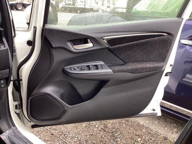 フィットハイブリッド Sパッケージ 点検記録簿 サイドエアバック リアカメラ VSA クルコン 地デジTV イモビライザー パワーウィンドウ スマキー DVD再生 ETC付 Wエアバック パワステ エアバッグ AAC ABS キーフリー(35枚目)