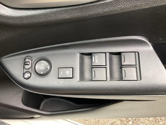 フィットハイブリッド Sパッケージ 点検記録簿 サイドエアバック リアカメラ VSA クルコン 地デジTV イモビライザー パワーウィンドウ スマキー DVD再生 ETC付 Wエアバック パワステ エアバッグ AAC ABS キーフリー(36枚目)