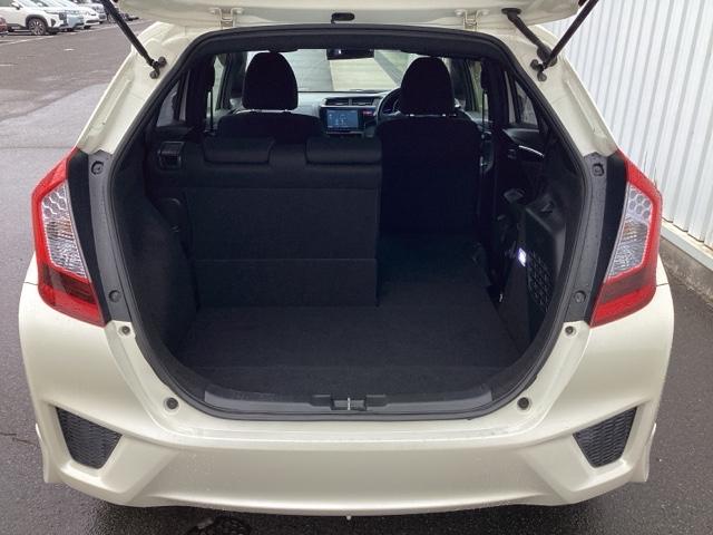 フィットハイブリッド Sパッケージ 点検記録簿 サイドエアバック リアカメラ VSA クルコン 地デジTV イモビライザー パワーウィンドウ スマキー DVD再生 ETC付 Wエアバック パワステ エアバッグ AAC ABS キーフリー(38枚目)