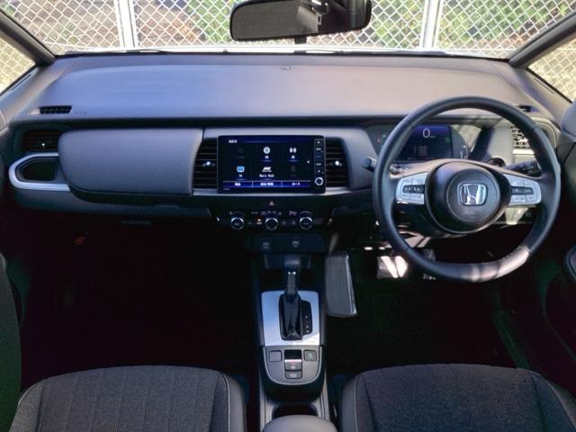 フィット ｅ：ＨＥＶホーム　ＥＴＣ／純正ナビ／バックモニター／ホンダセンシング　クリソナ　助手席エアバッグ　運転席エアバッグ　アイドリングストップ　ＬＥＤライト　ＵＳＢ接続　バックカメラ　ＡＢＳ　サイドエアバッグ　フルセグＴＶ（2枚目）