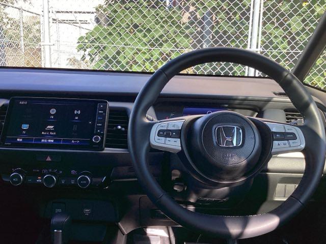 フィット ｅ：ＨＥＶホーム　ＥＴＣ／純正ナビ／バックモニター／ホンダセンシング　クリソナ　助手席エアバッグ　運転席エアバッグ　アイドリングストップ　ＬＥＤライト　ＵＳＢ接続　バックカメラ　ＡＢＳ　サイドエアバッグ　フルセグＴＶ（3枚目）