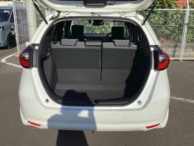 フィット ｅ：ＨＥＶホーム　ＥＴＣ／純正ナビ／バックモニター／ホンダセンシング　クリソナ　助手席エアバッグ　運転席エアバッグ　アイドリングストップ　ＬＥＤライト　ＵＳＢ接続　バックカメラ　ＡＢＳ　サイドエアバッグ　フルセグＴＶ（19枚目）