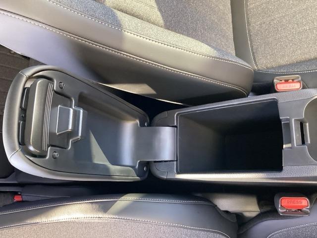 フィット ｅ：ＨＥＶホーム　ＥＴＣ／純正ナビ／バックモニター／ホンダセンシング　クリソナ　助手席エアバッグ　運転席エアバッグ　アイドリングストップ　ＬＥＤライト　ＵＳＢ接続　バックカメラ　ＡＢＳ　サイドエアバッグ　フルセグＴＶ（28枚目）