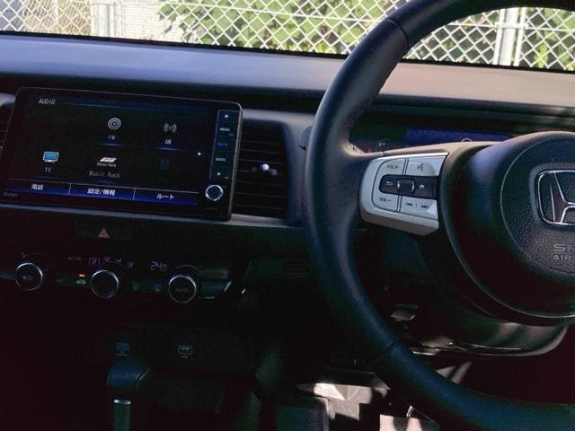 フィット ｅ：ＨＥＶホーム　ＥＴＣ／純正ナビ／バックモニター／ホンダセンシング　クリソナ　助手席エアバッグ　運転席エアバッグ　アイドリングストップ　ＬＥＤライト　ＵＳＢ接続　バックカメラ　ＡＢＳ　サイドエアバッグ　フルセグＴＶ（29枚目）