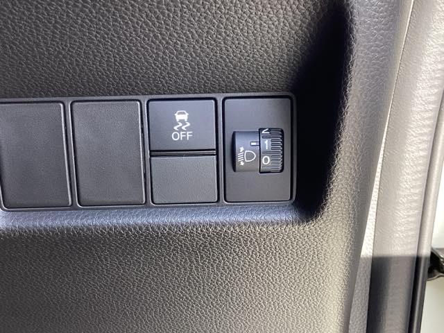 フィット ｅ：ＨＥＶホーム　ＥＴＣ／純正ナビ／バックモニター／ホンダセンシング　クリソナ　助手席エアバッグ　運転席エアバッグ　アイドリングストップ　ＬＥＤライト　ＵＳＢ接続　バックカメラ　ＡＢＳ　サイドエアバッグ　フルセグＴＶ（34枚目）