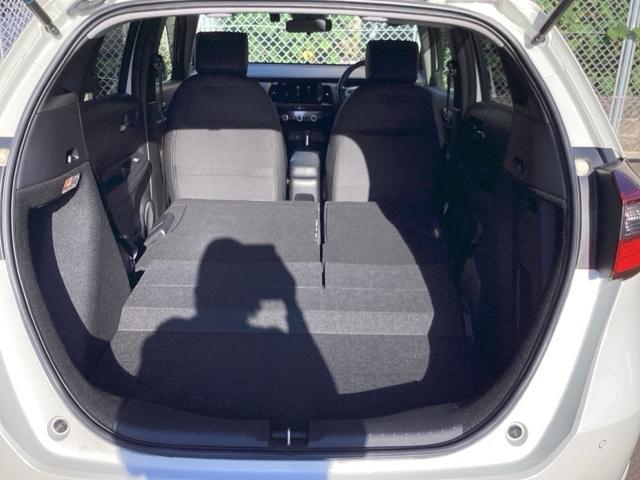 フィット ｅ：ＨＥＶホーム　ＥＴＣ／純正ナビ／バックモニター／ホンダセンシング　クリソナ　助手席エアバッグ　運転席エアバッグ　アイドリングストップ　ＬＥＤライト　ＵＳＢ接続　バックカメラ　ＡＢＳ　サイドエアバッグ　フルセグＴＶ（42枚目）