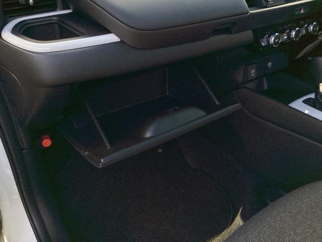 フィット ｅ：ＨＥＶホーム　ＥＴＣ／純正ナビ／バックモニター／ホンダセンシング　クリソナ　助手席エアバッグ　運転席エアバッグ　アイドリングストップ　ＬＥＤライト　ＵＳＢ接続　バックカメラ　ＡＢＳ　サイドエアバッグ　フルセグＴＶ（45枚目）