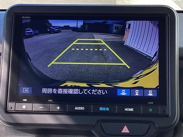 ３ビュー切り替えやガイド線表示のバックカメラで、バックでの車庫入れも安心です。