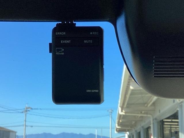 まさか！の時のためにドライブレコーダー装着しています。衝突を感知すると一定時間画像を自動保存できるので安心です。