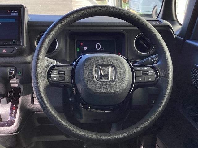 手になじむ感覚のステアリングです。さわり心地、デザイン性、操作性にこだわったアイテムです。