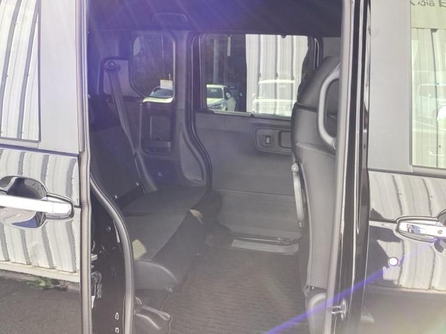 広々リアシートです。不要なときは収納しておけますよ。ラゲッジルームも広がります。