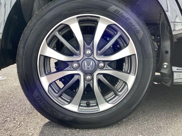 純正アルミホイールです。足元が引き立つので、車全体のイメージがアップしますよ！