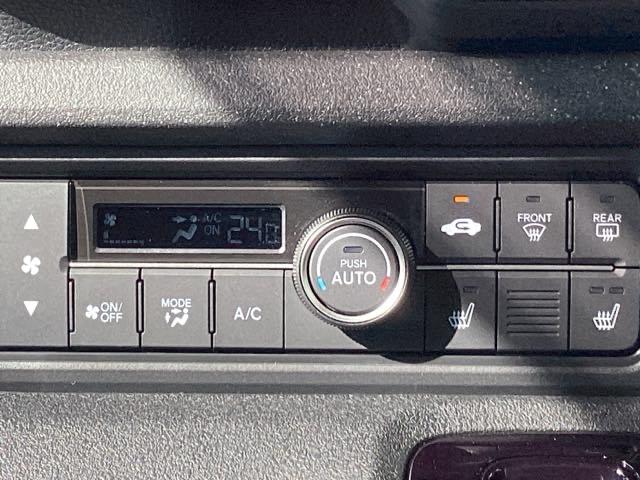 フルオートエアコンは希望の温度設定で風の温度も風量も自動調整で年中快適です。