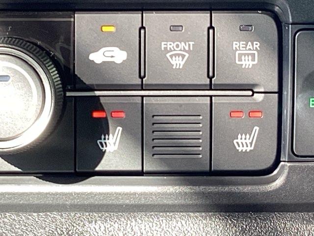 運転席／助手席シートヒーターで寒い日もすぐに温かくなり快適に過ごせます。２段階の温度調整が可能です。