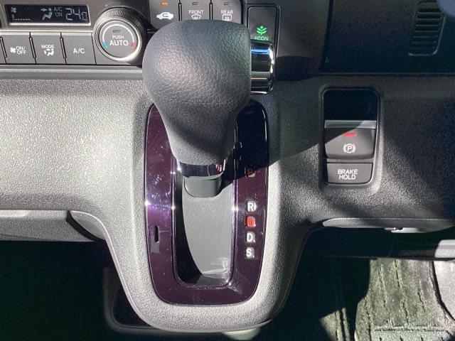 シンプルでとても使いやすいインパネシフトに、パーキングブレーキは電子制御パーキングブレーキです。